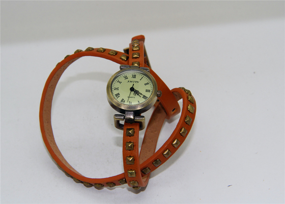 A correia de couro longa rebita relógios do bracelete das senhoras com cor de cobre antiga