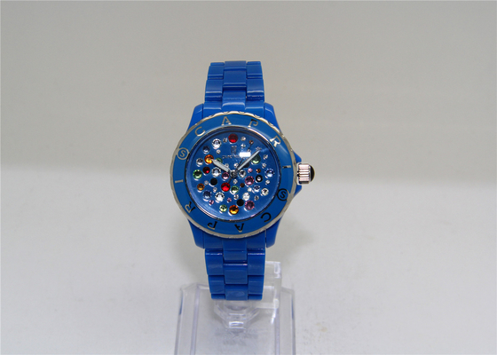 As senhoras plásticas azuis do tempo CONGELAM o silicone dos relógios com o diamante no seletor